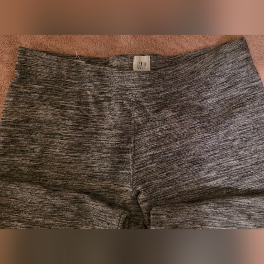 GAP Heathered Gray Women's‎ Capris (Size Medium) - Picture 9 of 16